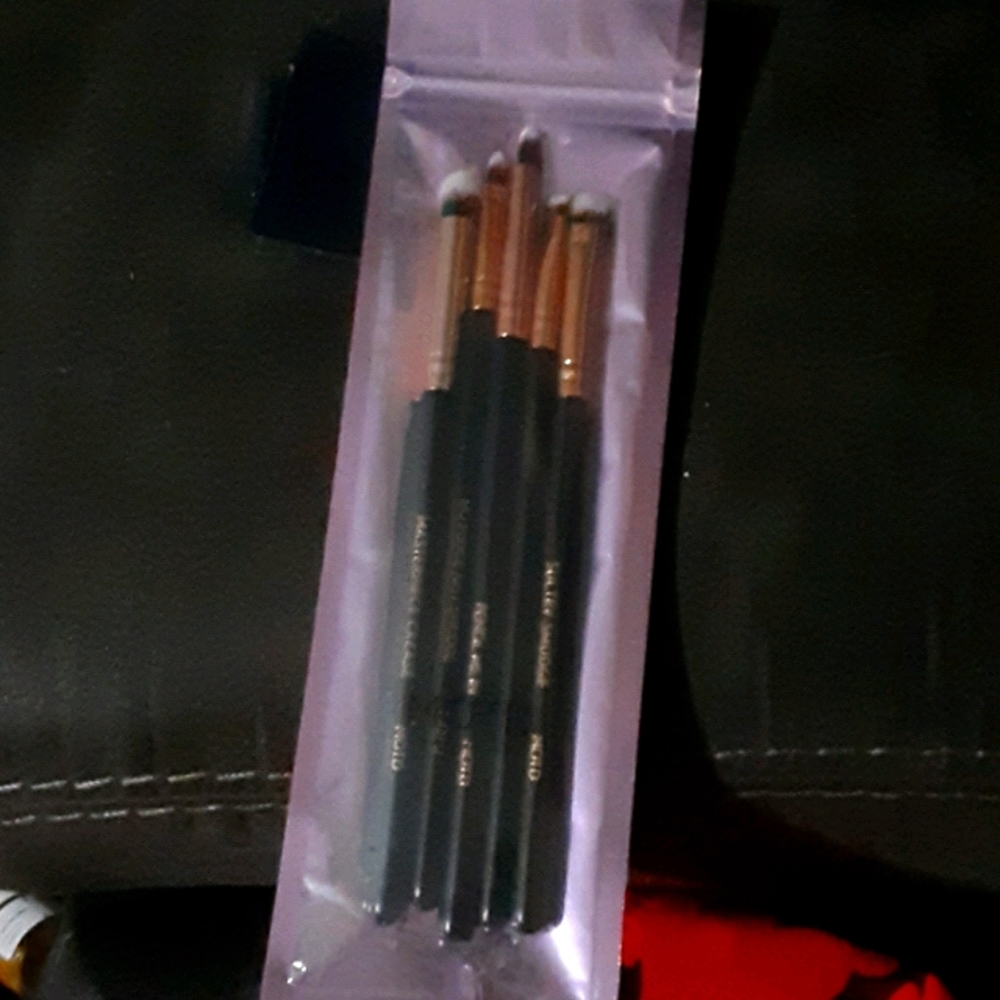 Eye shadow brushes